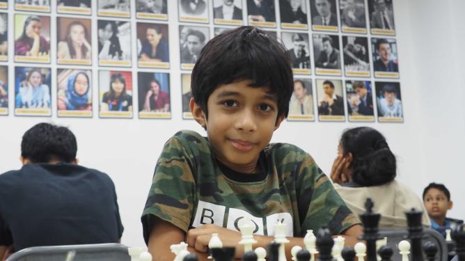 来自新加坡的 8 岁小将阿什瓦斯·考希克 (Ashwath Kaushik) 最近成为世界各地的头条新闻，因为他成为有史以来击败大师的最年轻的选手。照片：Carleton Lim/新加坡国际象棋联合会。