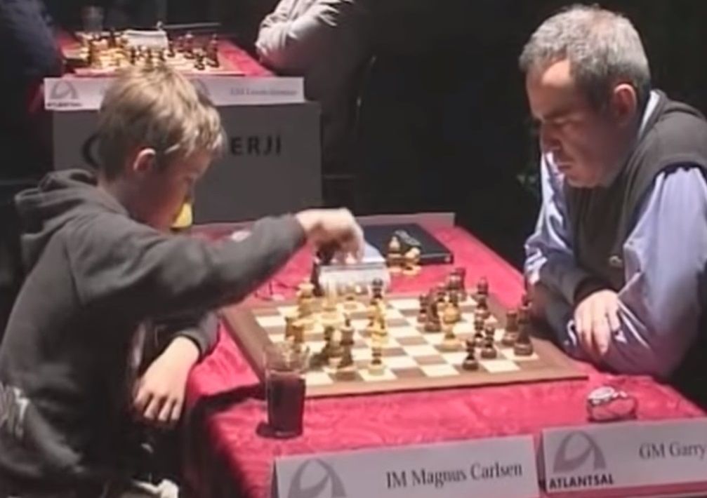 2004 年，13 岁的马格努斯·卡尔森在雷克雅未克的一场快速比赛中画下了加里·卡斯帕罗夫，震惊了国际象棋界。照片：国际象棋王子纪录片。